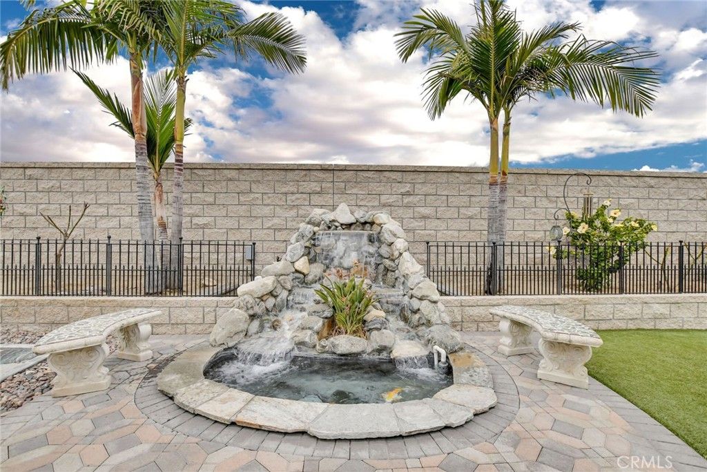 listing image 130720558757393845620