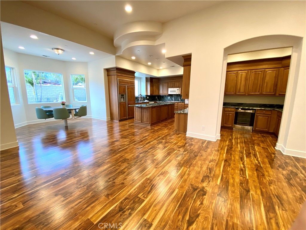 listing image 130725563957012939359