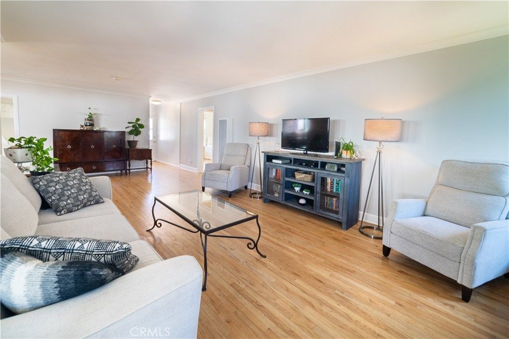 listing image 130722556209064000439