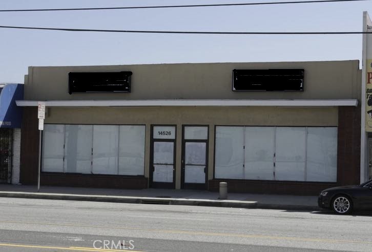Free standing building with private gated parking lot. Building has a 9 foot roll up door and 12 foot ceilings. Space also has one ADA restroom. Open floor plan with no posts or bearing walls.