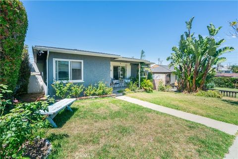 A home in El Segundo