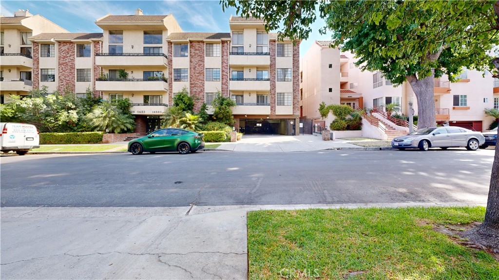 View Sherman Oaks, CA 91403 condo