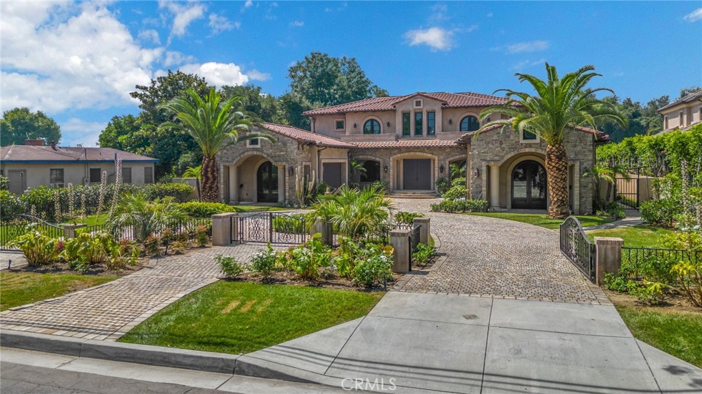 330 W Le Roy Avenue