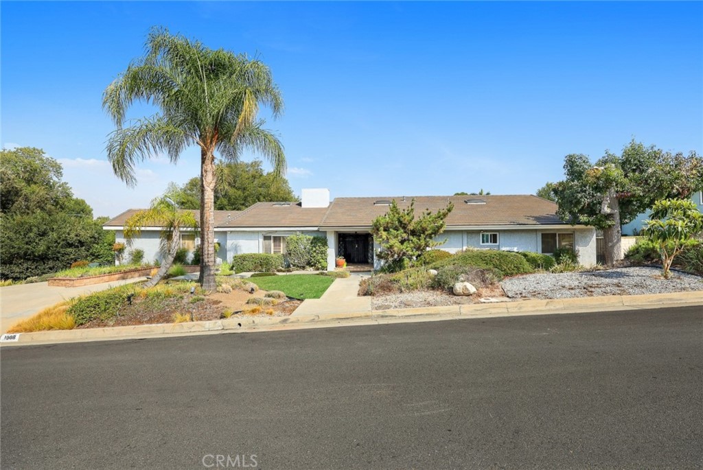 Photo 5 of 54 of 1008 S Montezuma Way house
