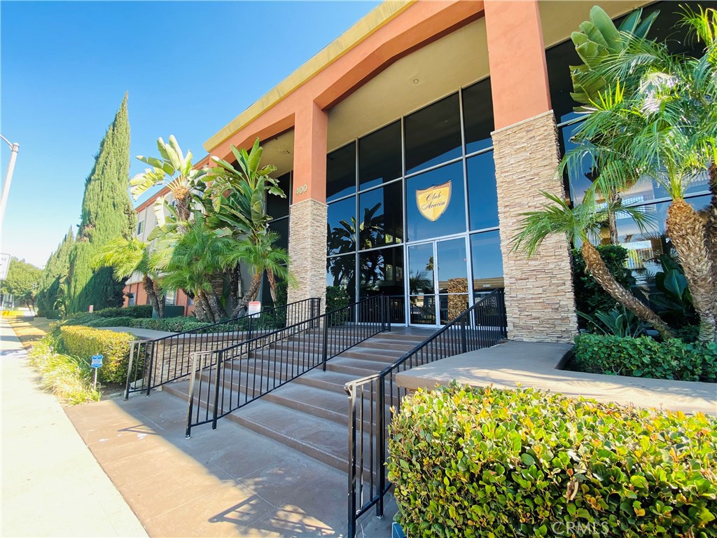 Beautiful, one bedroom one bath in the heart of Fullerton. A walk from the California State University of Fullerton and Hope International University. The condo comes equipped with hardwood floors, new kitchen countertops, a balcony, and large windows with natural light making rooms feel much larger. Association amenities include pool, spa, sauna, barbeque, clubhouse, recreation room, dog park, and gym.