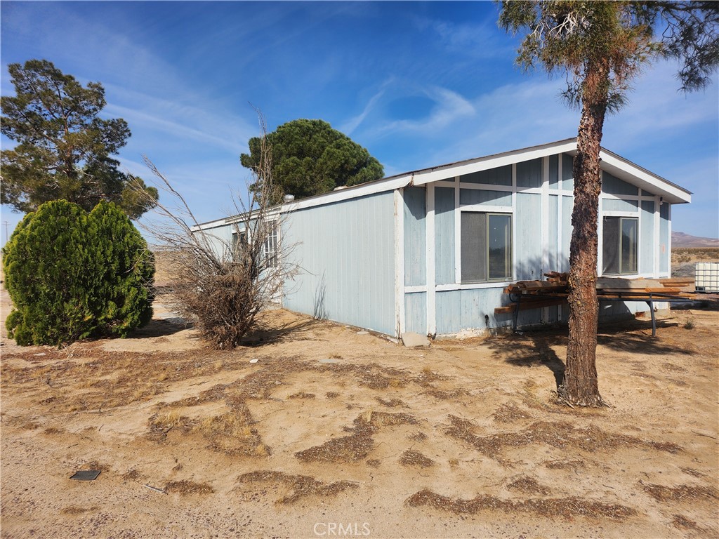 opportunity: a 2.14-acre land located in Newberry, The land is serviced by electricity, a septic system, and a well. Currently situated on the property is a 1,162-square-foot, three-bedroom, two-bathroom manufactured home built in 1984.
It is important to understand that the existing home is in need of substantial renovation and is not currently habitable. The property is being offered "as-is, meaning the seller will not undertake any repairs prior to closing.
This presents a compelling opportunity for buyers seeking a significant renovation project or those interested in developing the land for alternative uses. The expansive acreage offers considerable potential.