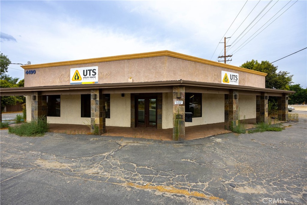 Proudly offered for lease or sale is 4490 E. Florida Avenue, Hemet, CA consisting of +/-4,047 SF which is located on a signalized corner with average daily traffic count of 19,313 and zoned C2 (General Commercial). The property was used as an office and warehouse for a contractor and allowed uses include office space and many types of retail. The building features a +/- 390 SF warehouse with a rollup door. There are two restrooms and ample office space as well as a full kitchen and lounge area. This sale also includes APN 551-180-016, a +/- 15,682 SF lot. The combined lot size is +/- 24,830 SF and is fully fenced and paved.