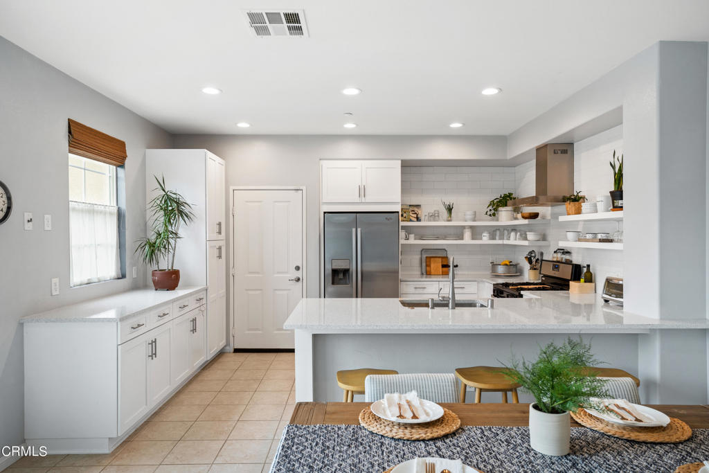 Photo 3 of 20 of 3014 N Oxnard Boulevard townhome