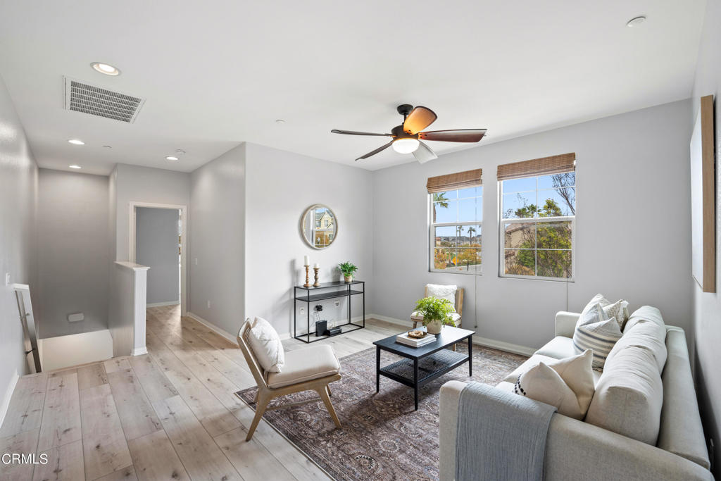 Photo 7 of 20 of 3014 N Oxnard Boulevard townhome