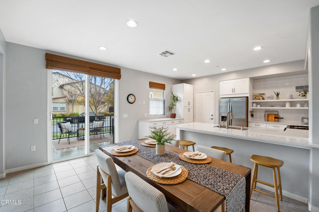 Photo 2 of 20 of 3014 N Oxnard Boulevard townhome