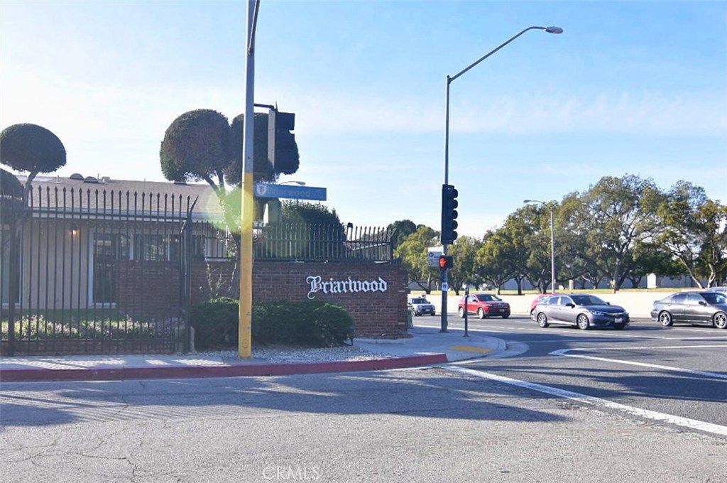 listing image 130726701961856471365