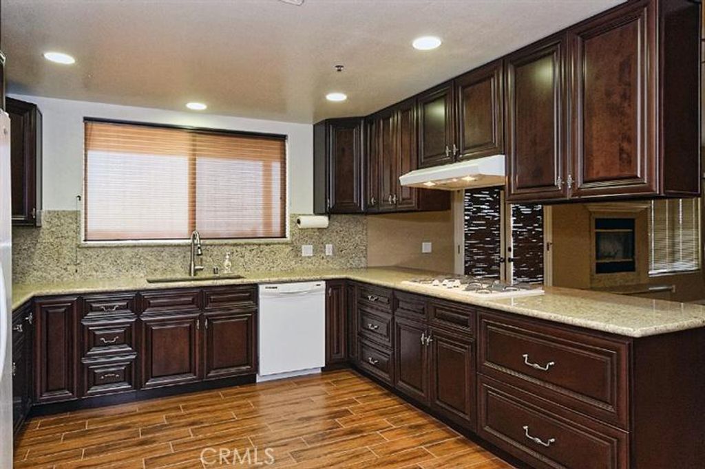 listing image 130727320783576982041