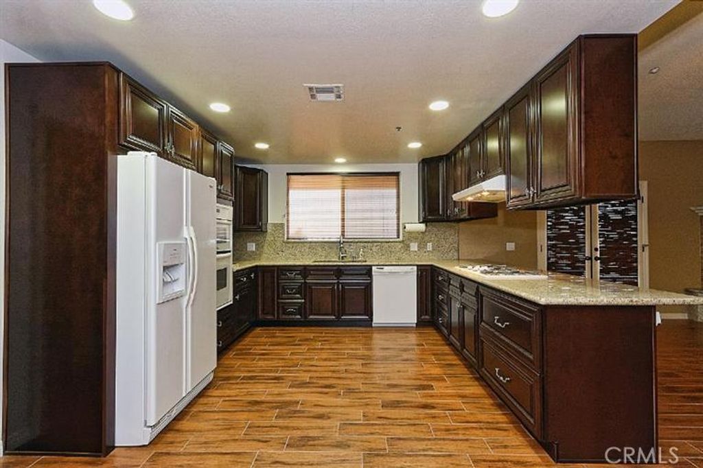 listing image 130721920023004710369