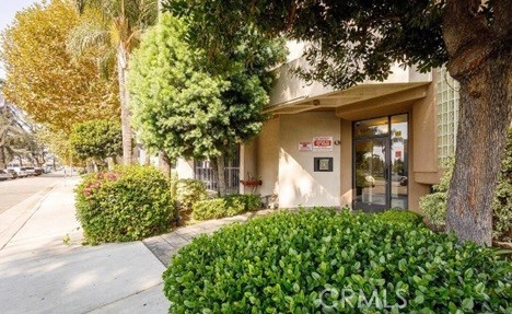 This bright and spacious top-floor 2 bed, 2 bath condo offers a modern and upscale living experience with vaulted ceilings throughout. Step inside to find an open living area with laminated floors throughout the living room and dining room. A cozy fireplace in the living room adds charm and warmth, while the private balcony provides the perfect spot to relax and enjoy the outdoors. The kitchen features tile floors, tile countertops, and wood cabinets. Both carpeted bedrooms are spacious and each includes its own en-suite bathroom for added privacy and generous walk-in closets. The property includes two assigned parking spaces in a gated underground garage. Residents can enjoy a range of amenities, including an out door courtyard with a built-in BBQ, recreation room, and fitness center. Situated near shopping, dining, and transportation, including easy access to the 101, 405, and 170 freeways, this condo is also close to Lake Balboa and Woodley Lakes Golf Course. An ideal home for first-time buyers or an excellent investment opportunity.