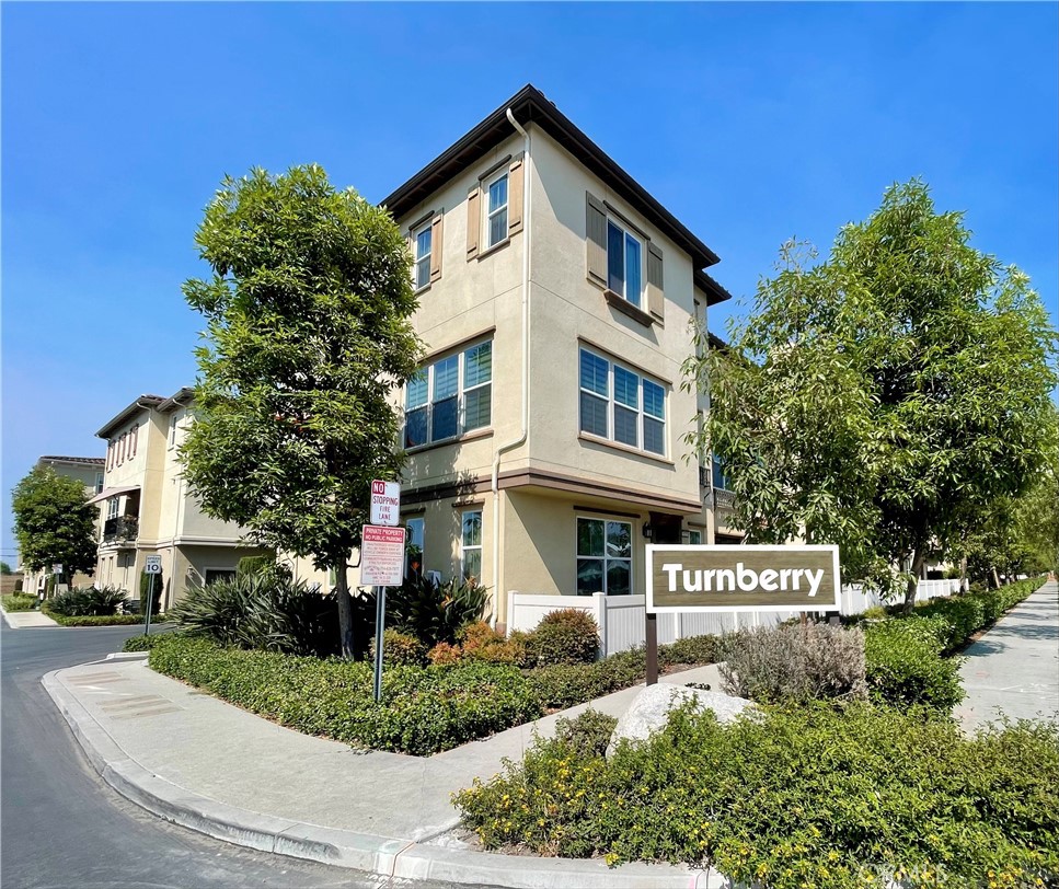A wonderful opportunity to live in Turnberry - one of Anaheim's newer townhouse communities! First time on the market - has never been leased before! This three bedroom / 3.5 bathroom home has plenty of room to stretch your legs. Each bedroom has it's own private bathroom. One bedroom is downstairs - perfect for guests or as a private office area away from the upstairs living area. Walk upstairs and feast your eyes on the gourmet kitchen featuring stone countertops, a large center island with seating area and stainless steel appliances. The designer light fixture and ceiling fan in the living/dining areas lend a stylish upscale feel to your day. The laundry room is also on the main level and includes the washer and dryer. The front patio area and upstairs balcony provide multiple options for enjoying an outdoor meal or to sip on your morning coffee. There is also a direct access two car garage that leads to a spacious downstairs foyer. The Turnberry community is conveniently located near the Anaheim Packing District, Anaheim Gardenwalk, Disneyland, The Outlets at Orange, Main Place Mall, Angel Stadium, Honda Center and many restaurants. Easy access to the 57 and 91 Freeway. Available for occupancy approximately 10/1/2024 - contact the listing agent for a private showing!
---> Apply using this link: https://apply.link/ESSm_NA <---