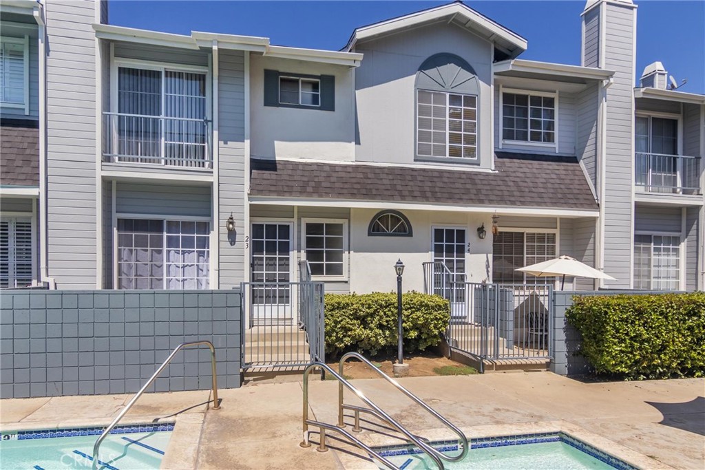 View Reseda, CA 91335 townhome