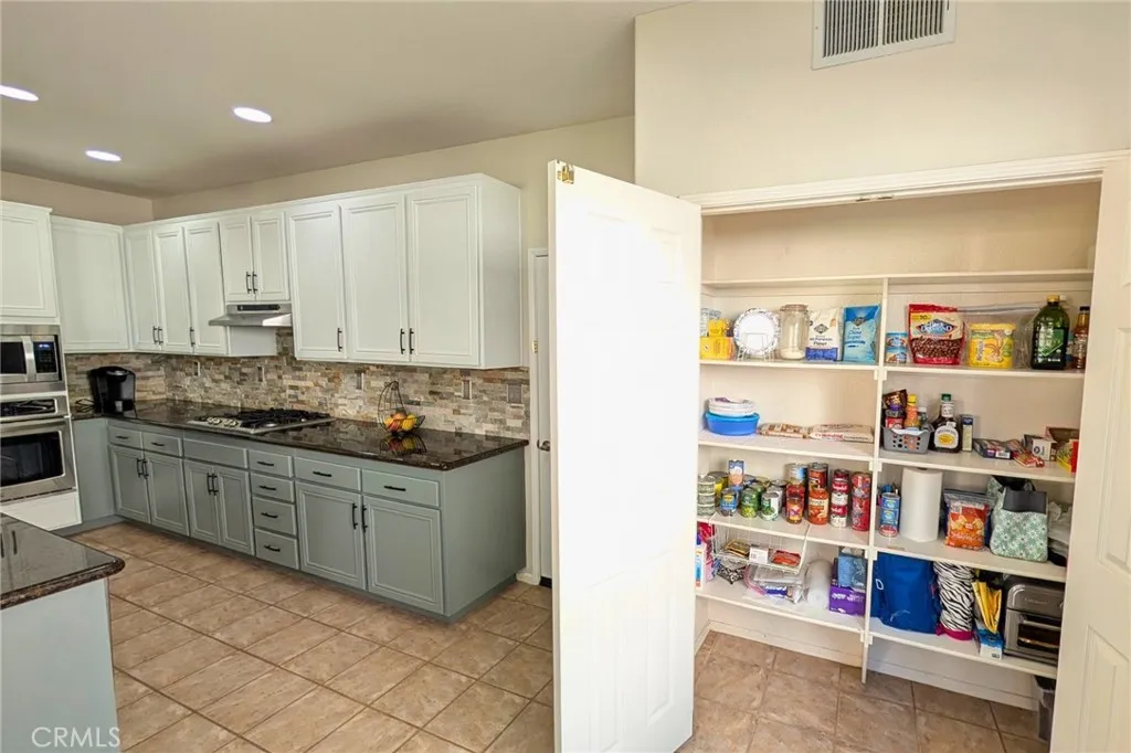 Murrieta, California 92562, United States, 5 Bedrooms Bedrooms, ,3 BathroomsBathrooms,Residential,Contingent,88082