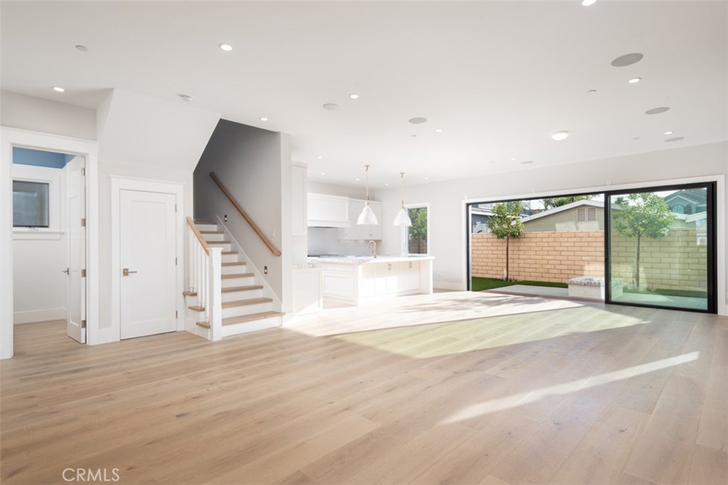 387 La Perle Place