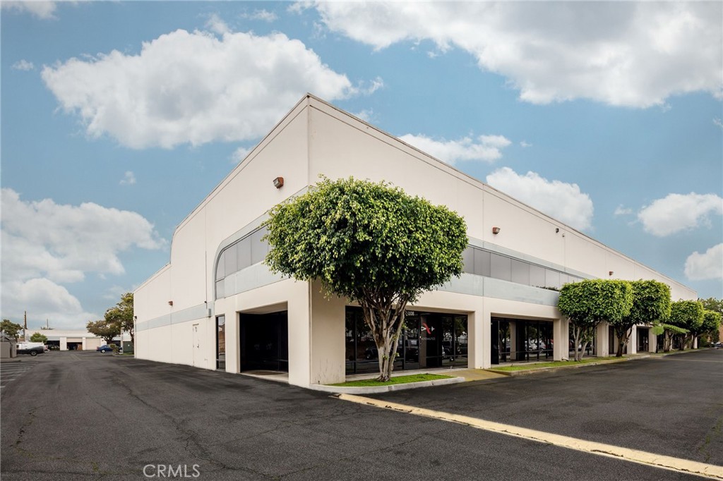 Excellent Flex Commercial Unit in located in the highly sought after area of West Torrance in a secure, gated complex.