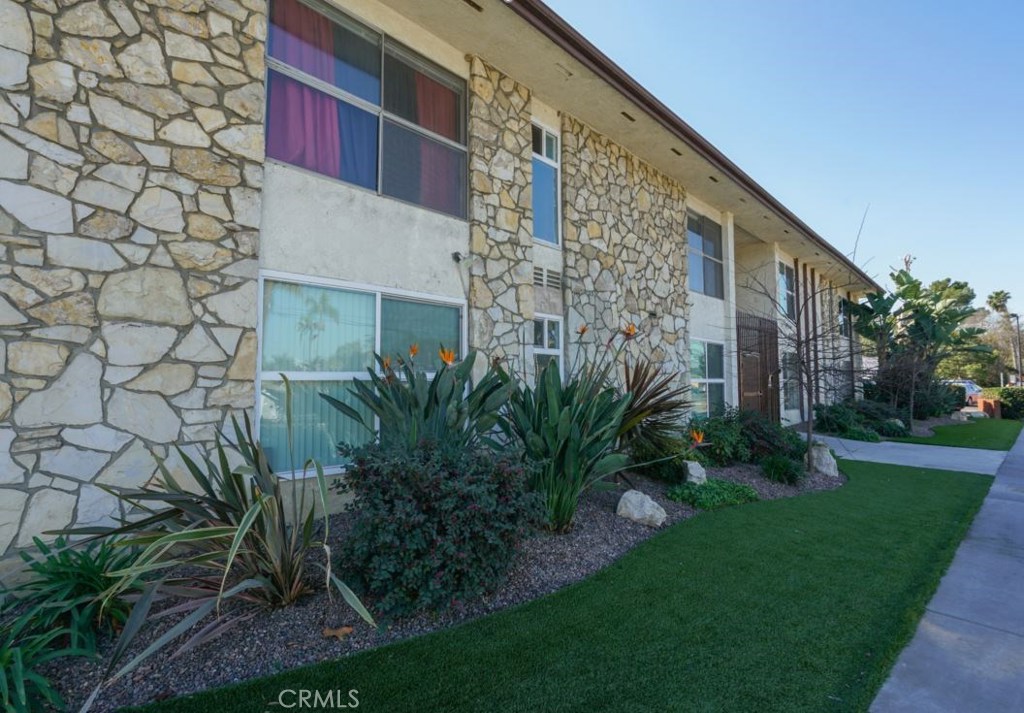 Atherton Street is a pride of ownership 27-unit community with excellent frontage on Atherton Street just west of Bellflower Boulevard
in the desirable Los Altos submarket. The community benefits greatly from being directly across the street from a YMCA and California State University Long Beach. Furthermore, the community is within walking distance from the Los Altos Market Center which has 300 thousand
square feet of retail with over 25 stores including Target, Sears, CVS, Rite Aid, LA Fitness, Trader Joes, and Lazy Acres. These drivers provide
residents with a tremendous amount of employment, shopping, and venues for residents all within a 5 minute walk. Furthermore, the Long
Beach transit routes run along both Atherton Street and Bellflower Boulevard providing residents with affordable transportation to many
locations in Long Beach and beyond. Atherton Street is situated on 0.59 acres of land consisting of a two story wood frame constructed building with pitched roofs and is individually metered for electricity and gas. The community offers large floor plans in the submarket with the one and two bedroom units averaging roughly 811 square feet. Community amenities include a garden area, laundry facility, and garage parking. The community
was built in1961 with the iconic mid-century modern design.