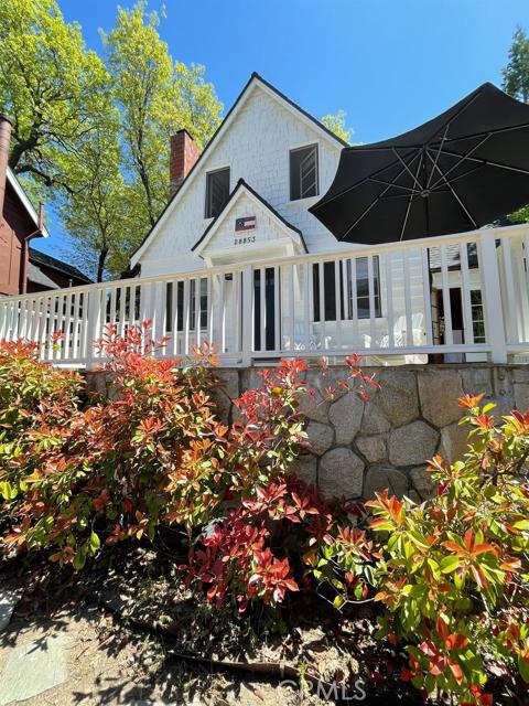 Absolutely Adorable Palisades Charmer! Updated to perfection with forced air heat, some custom milled windows, copper plumbing, and a new roof approximately four years ago. The kitchen has granite counters. newer appliances and wood floors. The bathroom has a claw tub upstairs and two one-half baths downstairs adjacent to the laundry room. All this and furnished too! The entrance patio has a peak-a-boo lake view and a white picket fence. The back yard features an outdoor spa and a wood deck for entertaining.Just a short walk to the lake, Village and Cedar Glen.