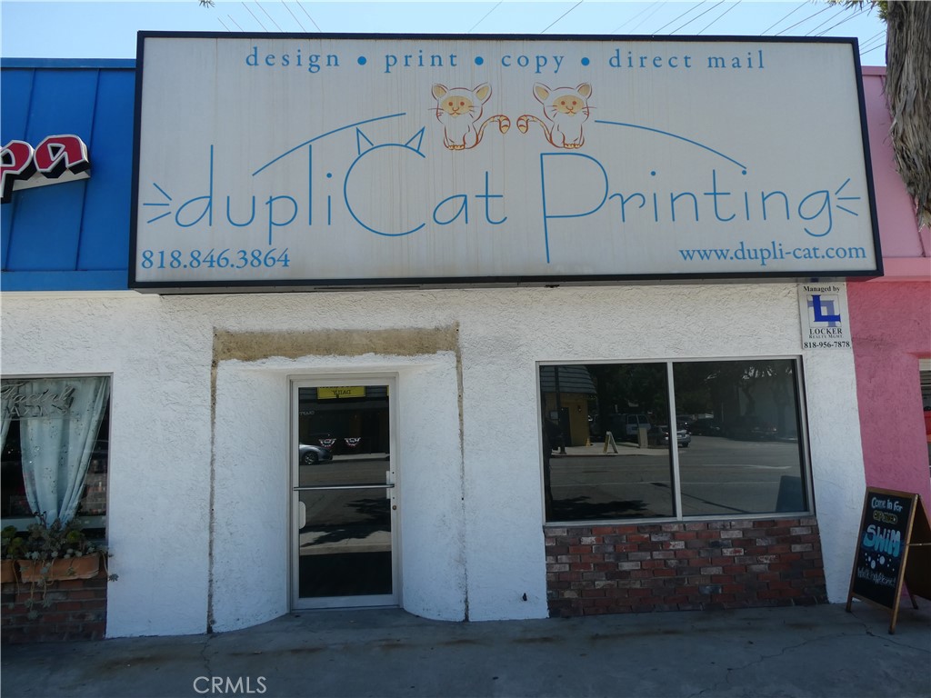 Prime Magnolia Park Location.
900 square feet of retail storefront.
Existing building CAN sign—20’x7’.
Open space with private restroom, front & rear entrances.
Good street parking and parking available at city lot across the street at Kenwood.
Located only 2 blocks from Porto’s Bakery & Café .
5-10 year lease term.
