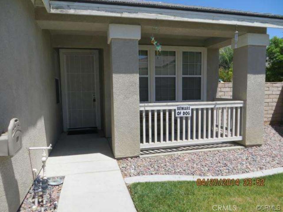WOW!!! Don't miss this great opportunity perfect for a first time buyer with 4 bedrooms 2 baths and beautiful kitchen with island, big back yard with a beautiful pool and jacuzzi, barbecue, stone inlaid fireplace located in nice and beautiful neighborhood of San Jacinto.
sold as is. All information deemed reliable but not guaranteed buyer and selling agent to do their own investigations to satisfy themselves.