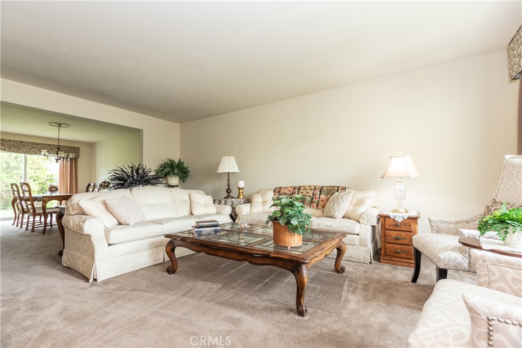 23712 Avenida Columbia