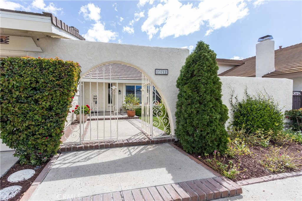 23712 Avenida Columbia