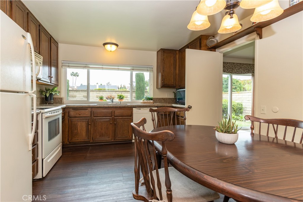 23712 Avenida Columbia