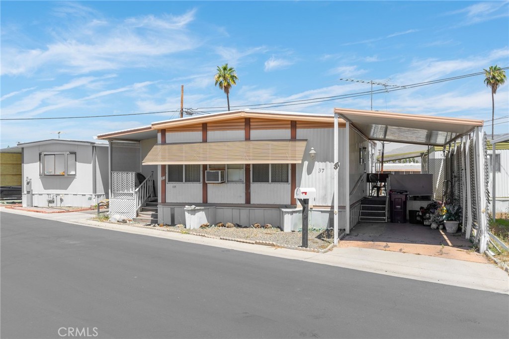 55+ community in east Hemet. 2 bedroom 1 bath 1970 built manufactured home AC and water heater recently replaced. Community features clubhouse, pool and spa.