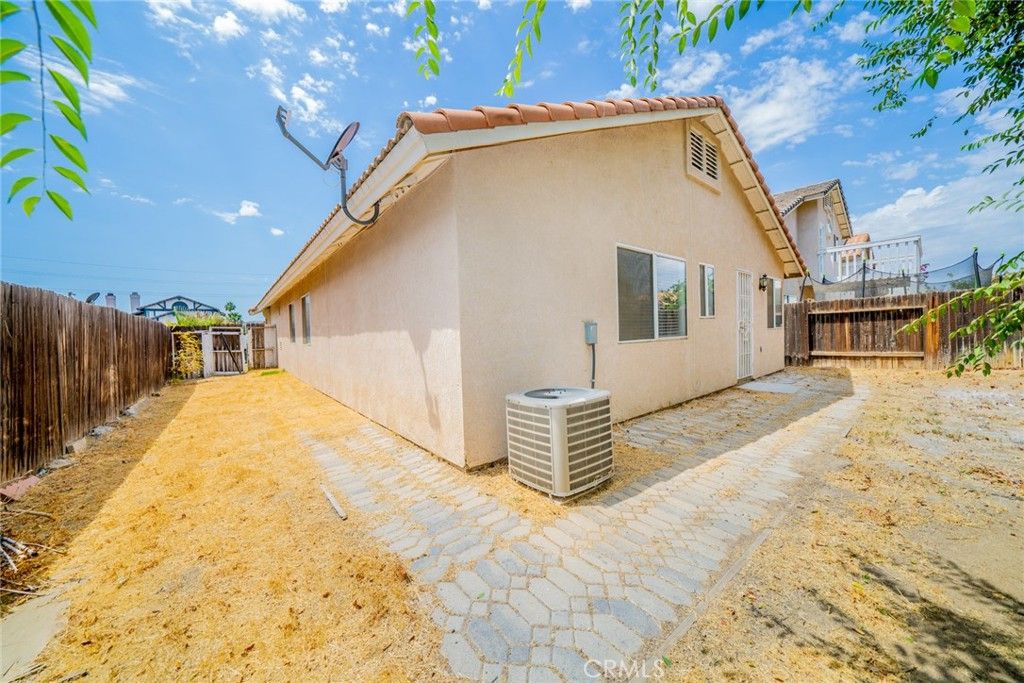 listing image 130727657674969310504