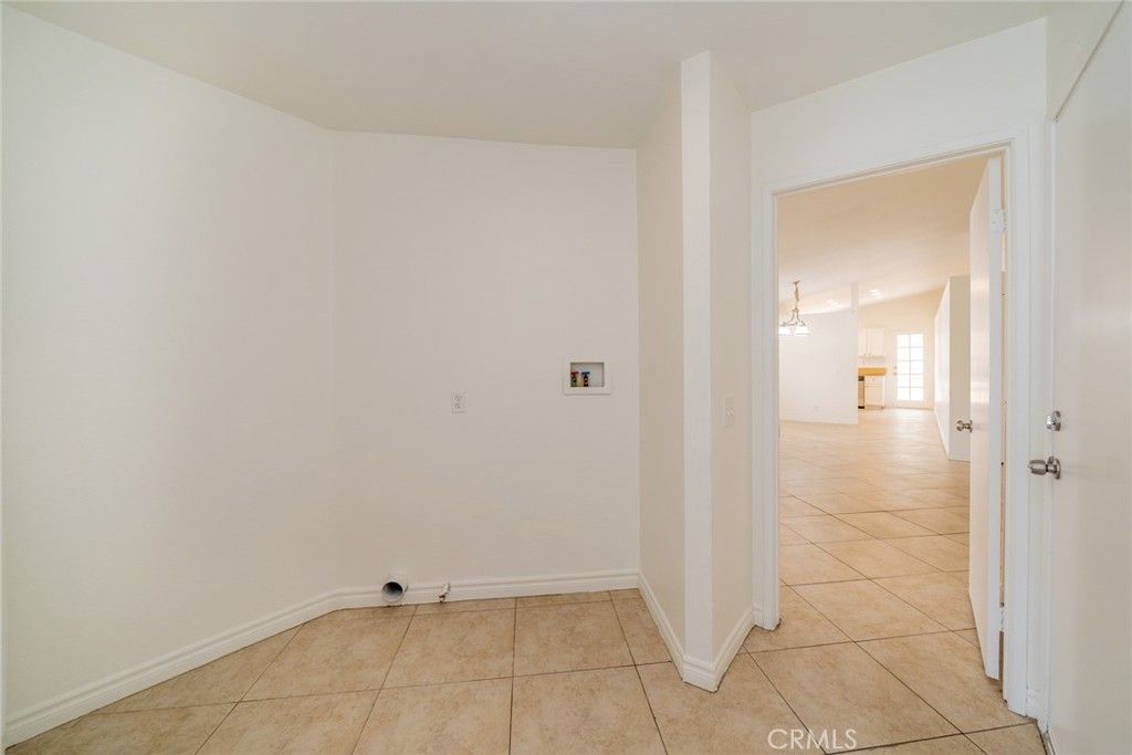 listing image 130725387613660581011
