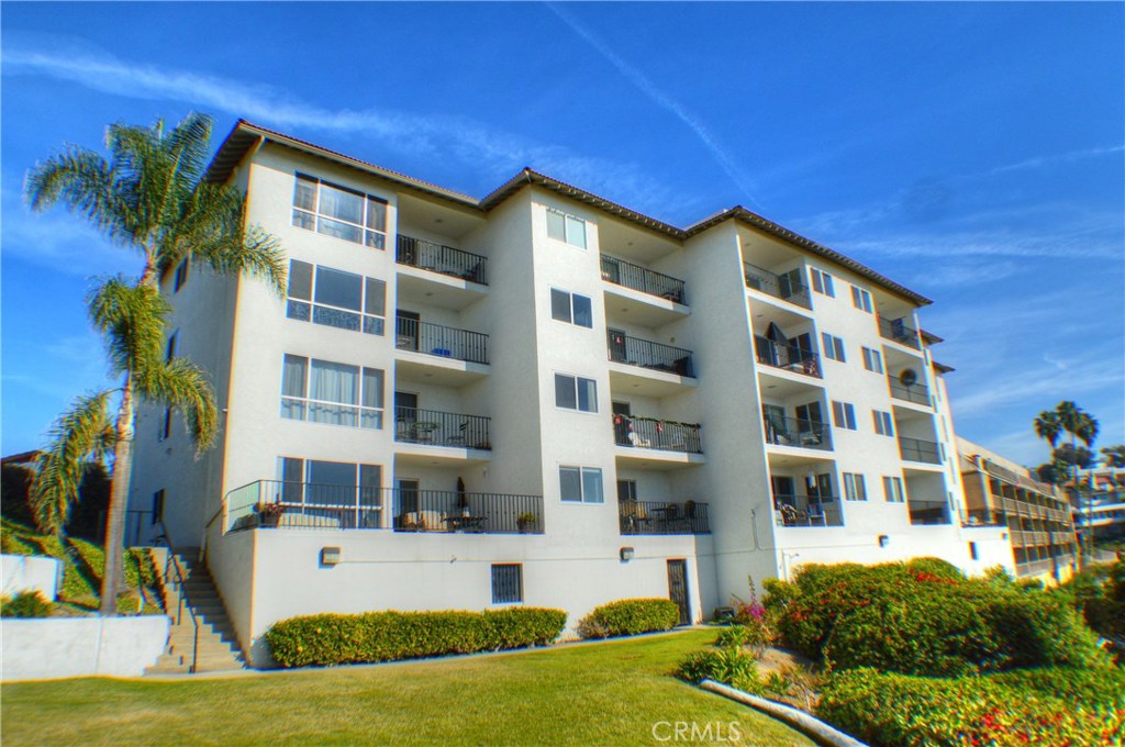 Stunning White Water Views! Sit on the balcony and watch the waves crash on the pier, or join the surfers in the ocean. Views of pier, white water, sand and seal rock from living room, kitchen, dining room as well as balcony.Walk to downtown, or the beach from the complexes private beach access path. Included in the development are Pool, Spa, BBQ, and underground parking.