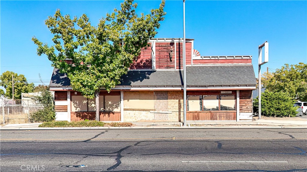Commercial property for sale in a great location with high visibility. Easy access to city building, county building, court house, downtown, Hwy 99 and shopping malls. Building size is 50x100 situated on a 7500 sq ft lot. Parking is available. Conveniently located near shopping, restaurants and entertainment. Seller is motivated. Please go and see asap. Don't miss this opportunity for future use and be part of Merced development.