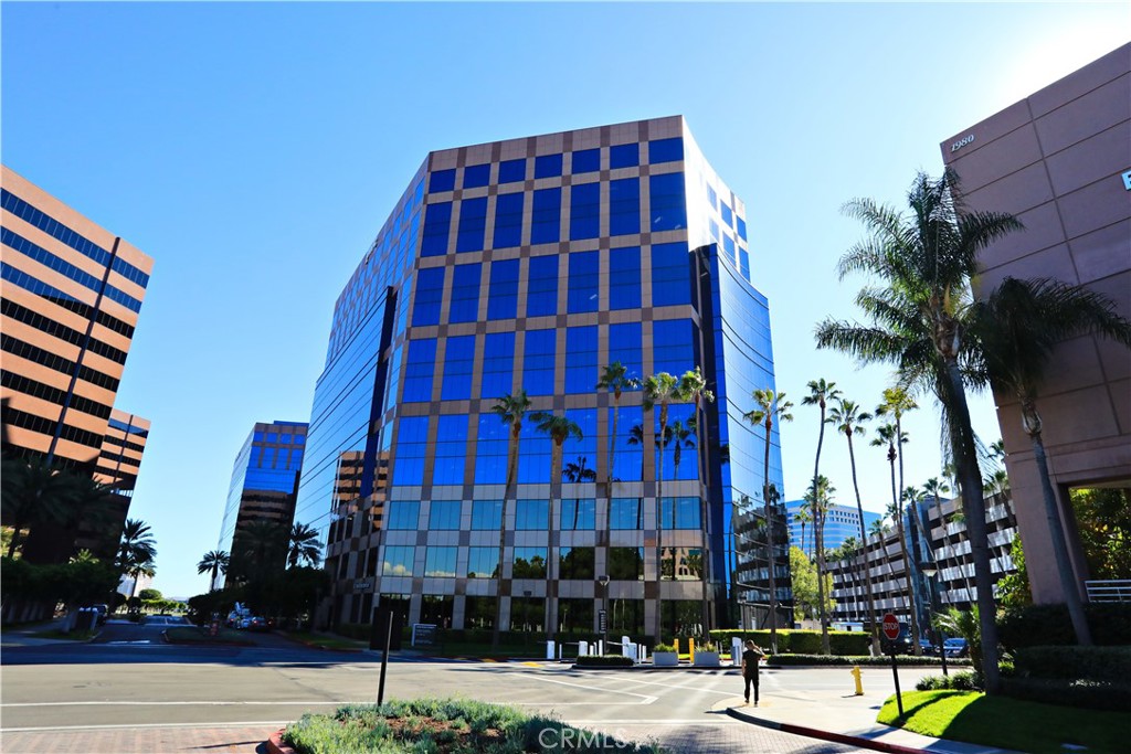 Suites ranging from 1,300 SF to 18,000 SF.
Located within Irvine Concourse, 2020 Main St. features high quality granite facade comprised of Carmen Red and Rojo Porrino Pink granite, offset by full height blue reflective and solar gray glass. The building offers a 100 lb/sf load factor, newly renovated five passenger elevators that move at 400 feet/minute with 3,500 pound weight capacity, a freight elevator that offers access to the loading dock, a parking garage that services 2030 Main St. and will be expanded to offer 7 levels - 886 spaces for employees and visitors, card access control system for parking and a 12' ceiling on the first floor. Electric Vehicle Charging Stations in the Parking Structure. Numerous amenities such as two hotels, 10 restaurants and the Sports Club Irvine are within walking distance. John Wayne Airport and 405 Freeway are located nearby.