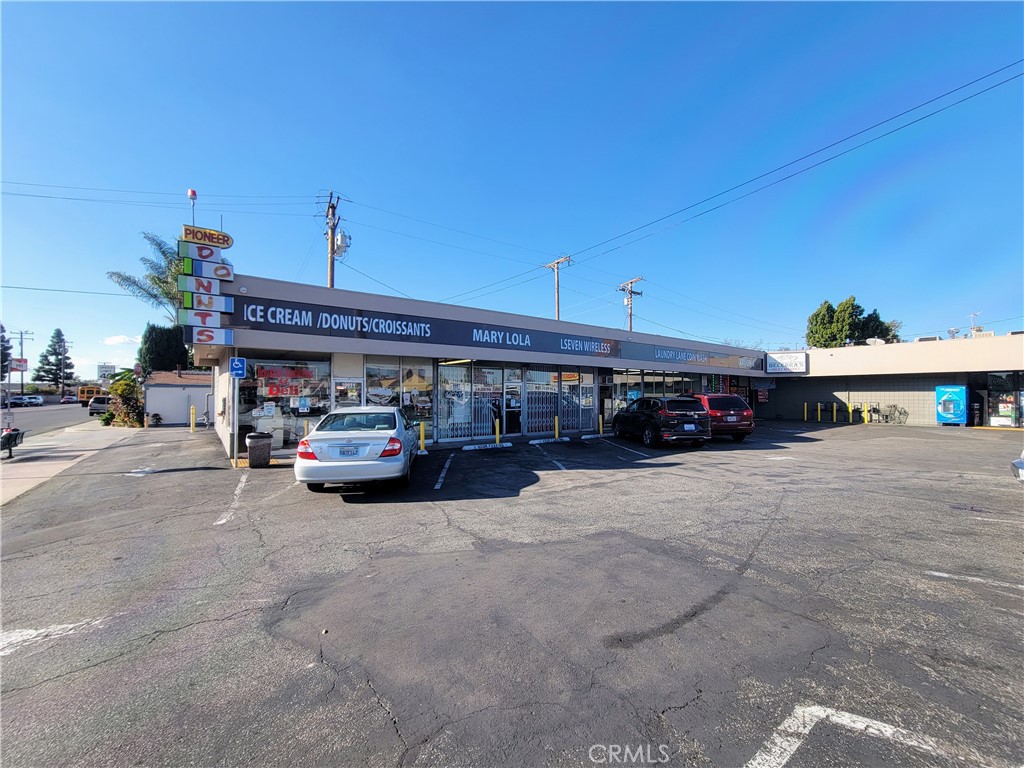 Retail Storefront at High Traffic Intersection!