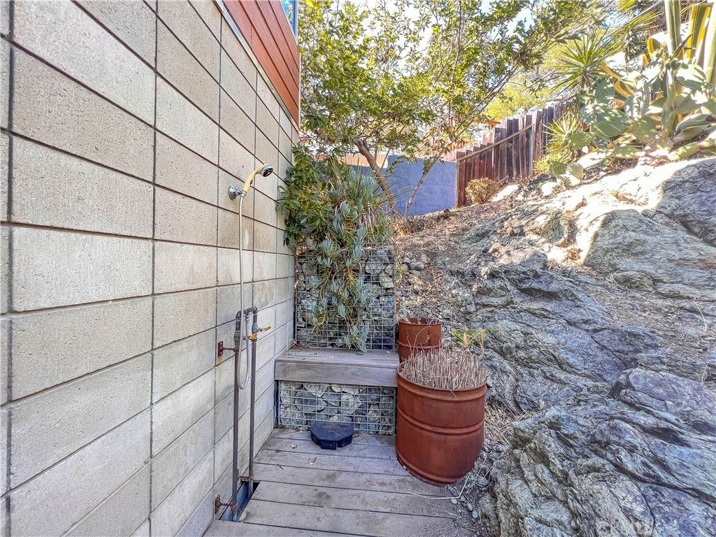 listing image 130726922216135295228