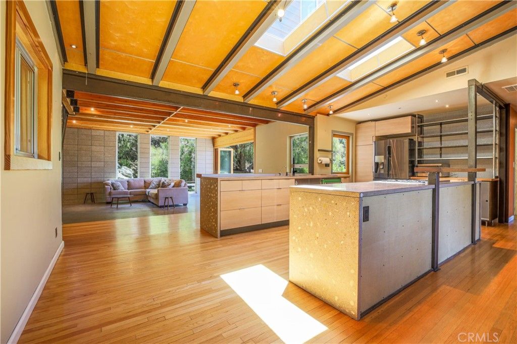 listing image 130725678820236435705