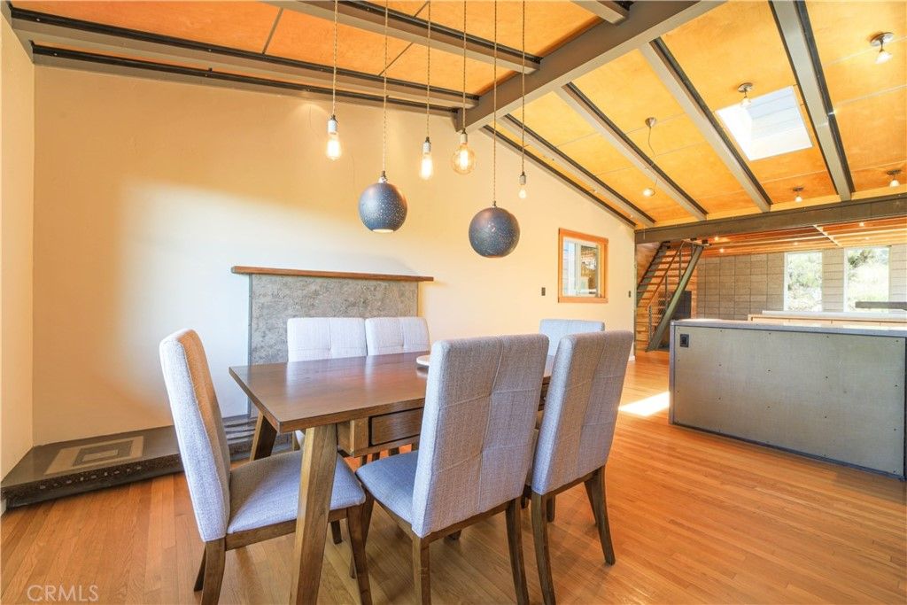 listing image 130729401249960120357
