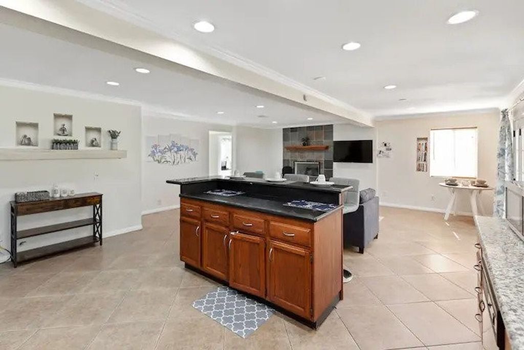 listing image 130728279253388935499