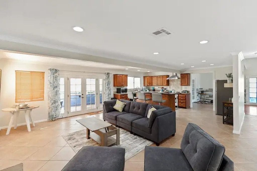 listing image 130724229486921479619