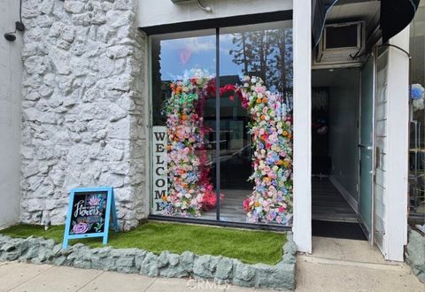 Photo of 353 E Magnolia Boulevard, Burbank, CA 91502 (MLS # GD25077428)