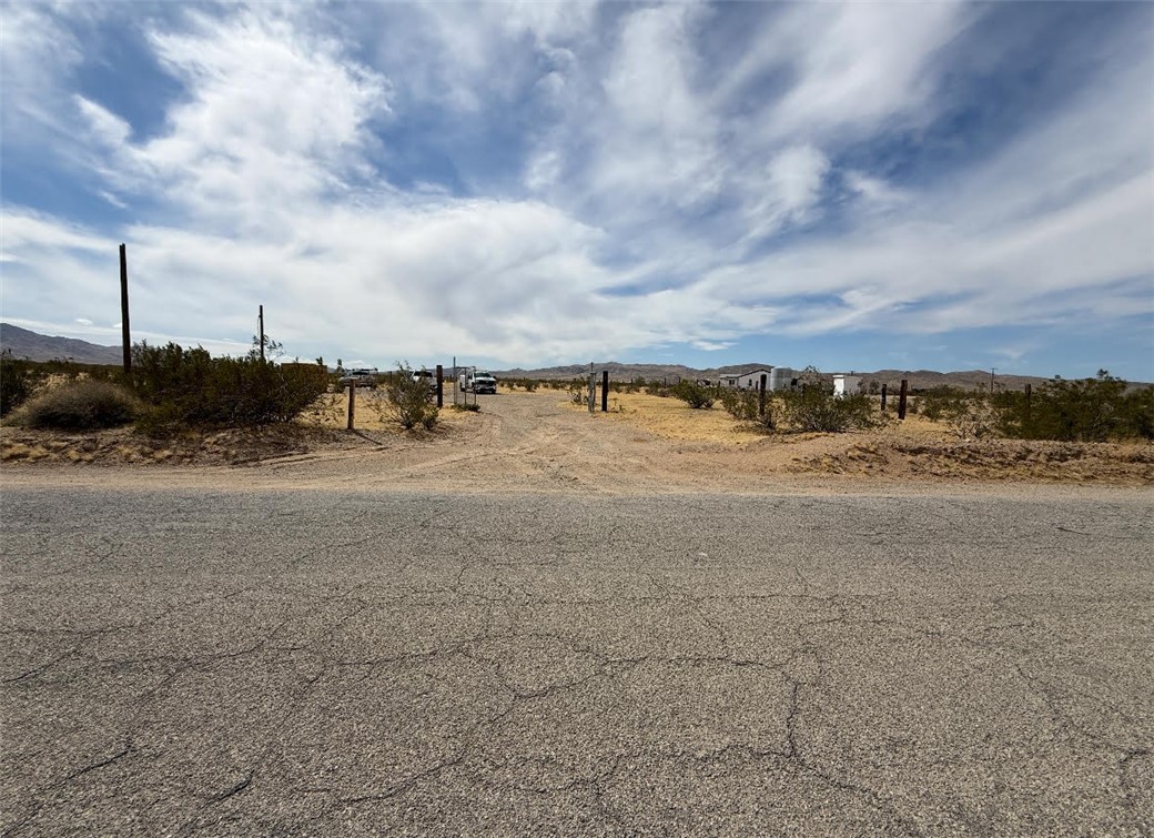 Flat land ready to build for your next project. This land features a water well with a pump already installed and an electrical pole on site, just coordinate with the utilities for connection. Fully fenced. Ideal location to create your dream home or development. Don't miss out on this great opportunity.