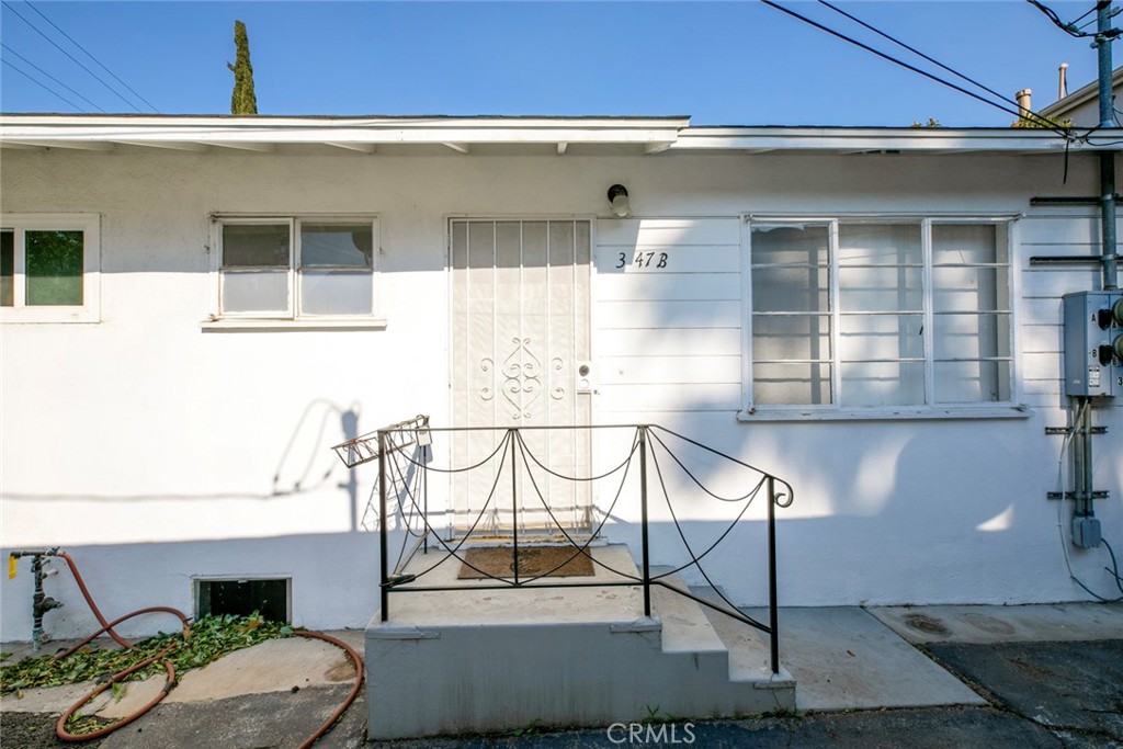 Nestled in the heart of a charming Glendale community, you'll find this cozy 1-bedroom, 1-bathroom apartment. This unit spans 650 square feet, offering a roomy living area adorned with hardwood flooring. The kitchen is spacious and comes with a stove and refrigerator. The bedroom, thoughtfully designed, provides just the perfect amount of space, with windows that allow an abundance of natural light to illuminate the room. Abundant street parking available. Laundramat is conveniently close by.