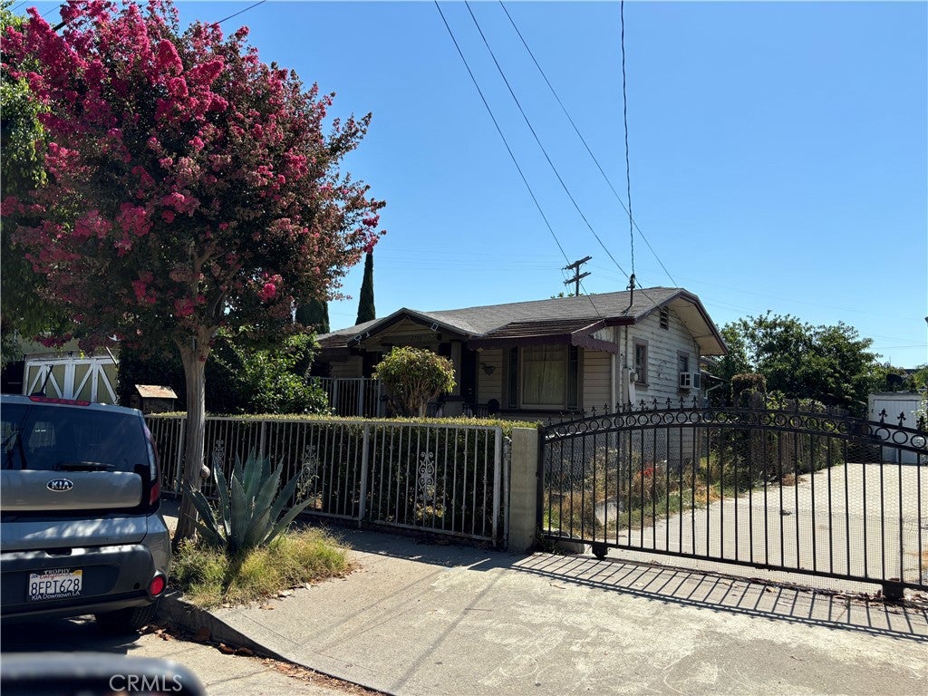2746 Benedict Street