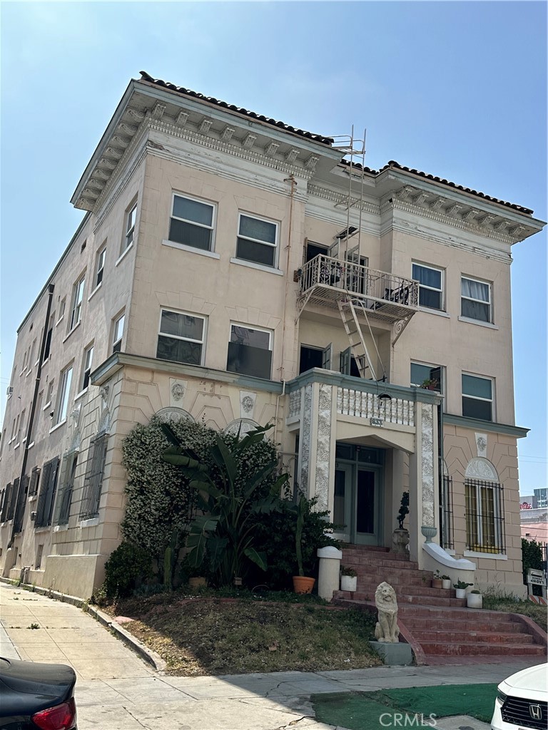 Properties 1 833 S Mariposa Avenue