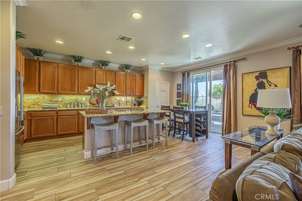 listing image 130722083611125782611