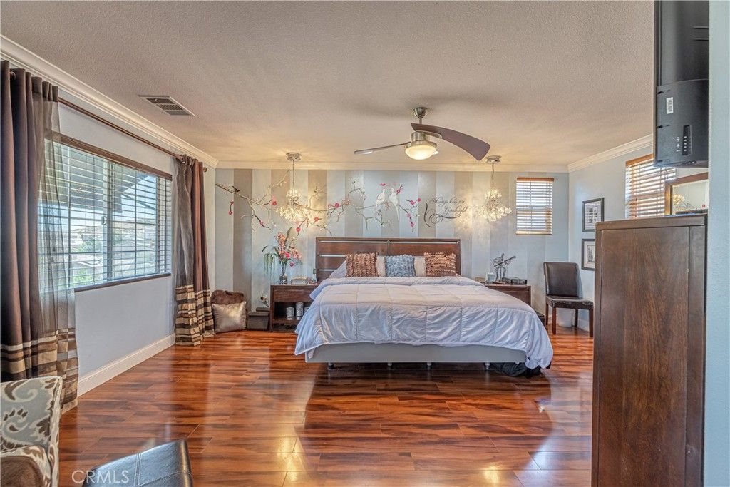 listing image 130726235613593447320