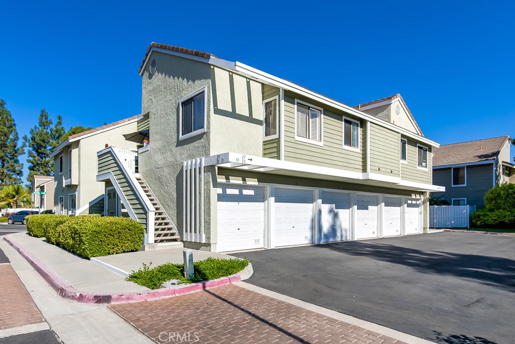 This cape cod inspired end unit lower level condo won't last! This condo has a brand new kitchen remodel to include white shaker cabinets, quartz counter tops, tile backsplash and new tile flooring in the kitchen. Private laudry in kitchen area. New stainless steel kitchen appliances. Single level open living area with a large master bedroom and lots of closet space. This is one of the few units that has a large yard to entertain and a attached 1 car garage! This community includes access to a pool, spas and tennis courts and is located near lots of parks and hiking trails. Close to shops and restaurants.